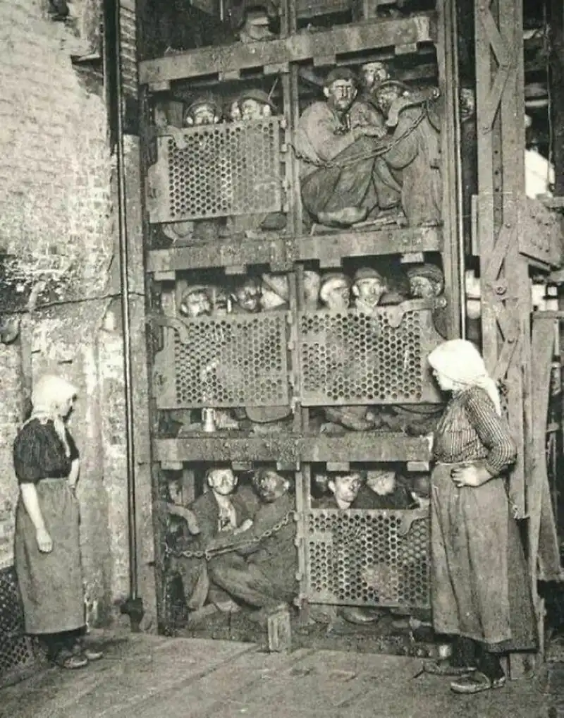 2004-es cunami, atombomba, Auschwitz, bányászok, Csernobil, cunami, elmegyógyintézet, furcsa fotók, Gyatlov-hágó rejtélye, Gyatlov-incidens, hátborzongató fotók, Hirosima, holokauszt, kínai lábkötés, lobotomia, lótuszláb, megdöbbentő fotók, nukleáris katasztrófa, pókanya, pókok, pszichiátria, rabszolga-felszabadítás, rabszolgaság, skizofrénia, sokkoló képek, szeptember 11, terrortámadás, történelmi fotók