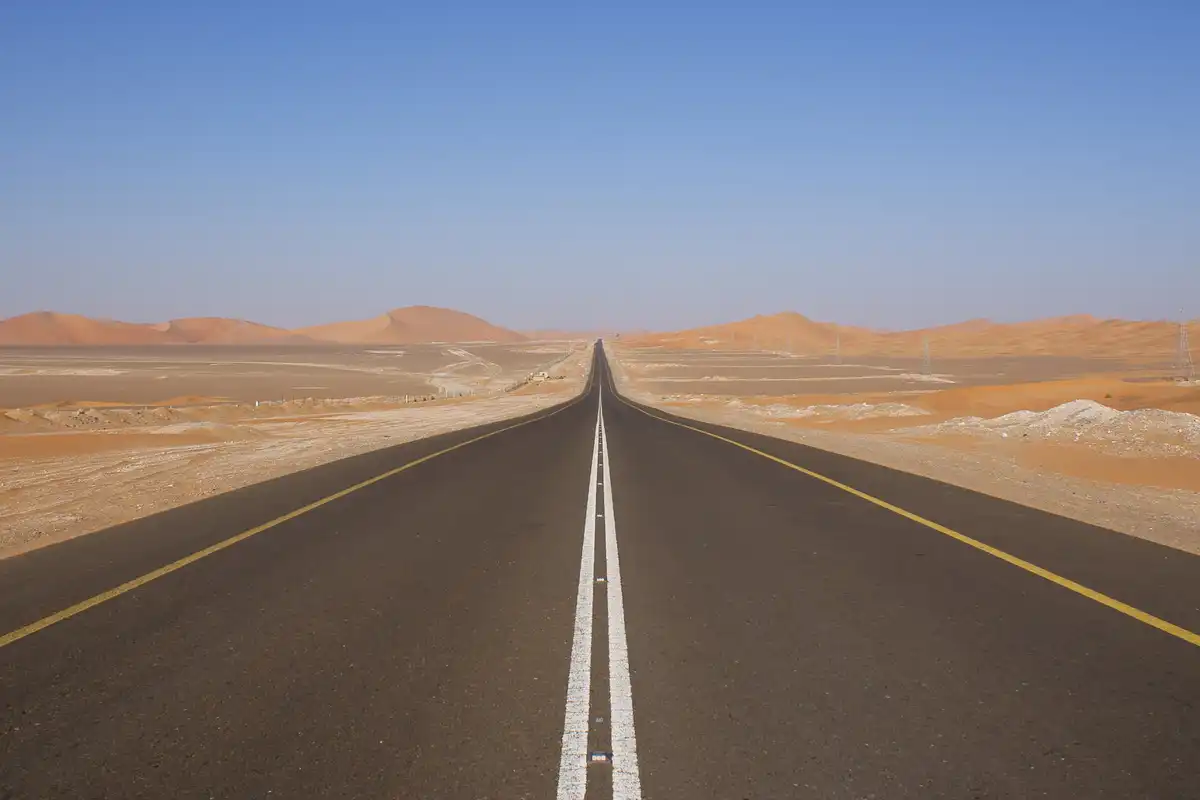 10-es autópálya, Ausztrália, autópályák, Edward John Eyre, egyenes utak, Eyre Highway, kanyargós utak, leghosszabb egyenes út, Nullarbor-síkság, Oroszország, Rub al-Khali sivatag, Szaúd-Arábia, utak, utak építése, vicc