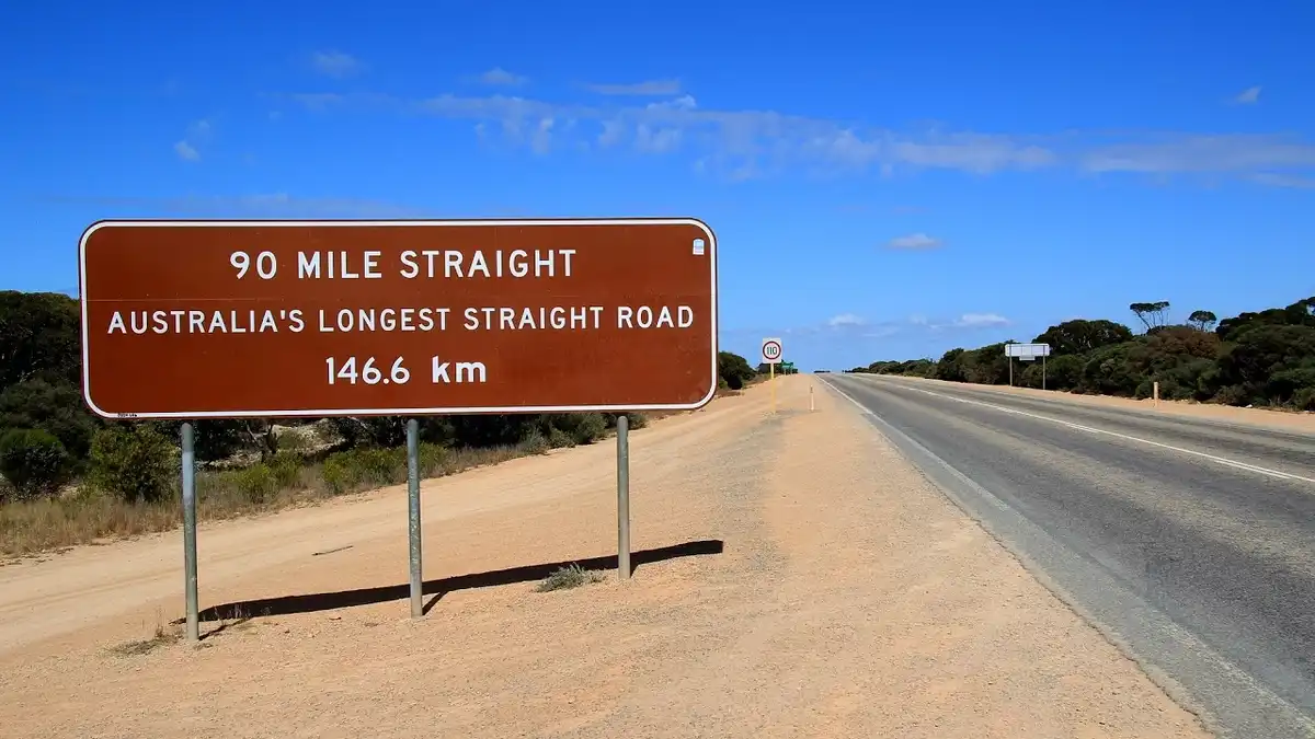 10-es autópálya, Ausztrália, autópályák, Edward John Eyre, egyenes utak, Eyre Highway, kanyargós utak, leghosszabb egyenes út, Nullarbor-síkság, Oroszország, Rub al-Khali sivatag, Szaúd-Arábia, utak, utak építése, vicc