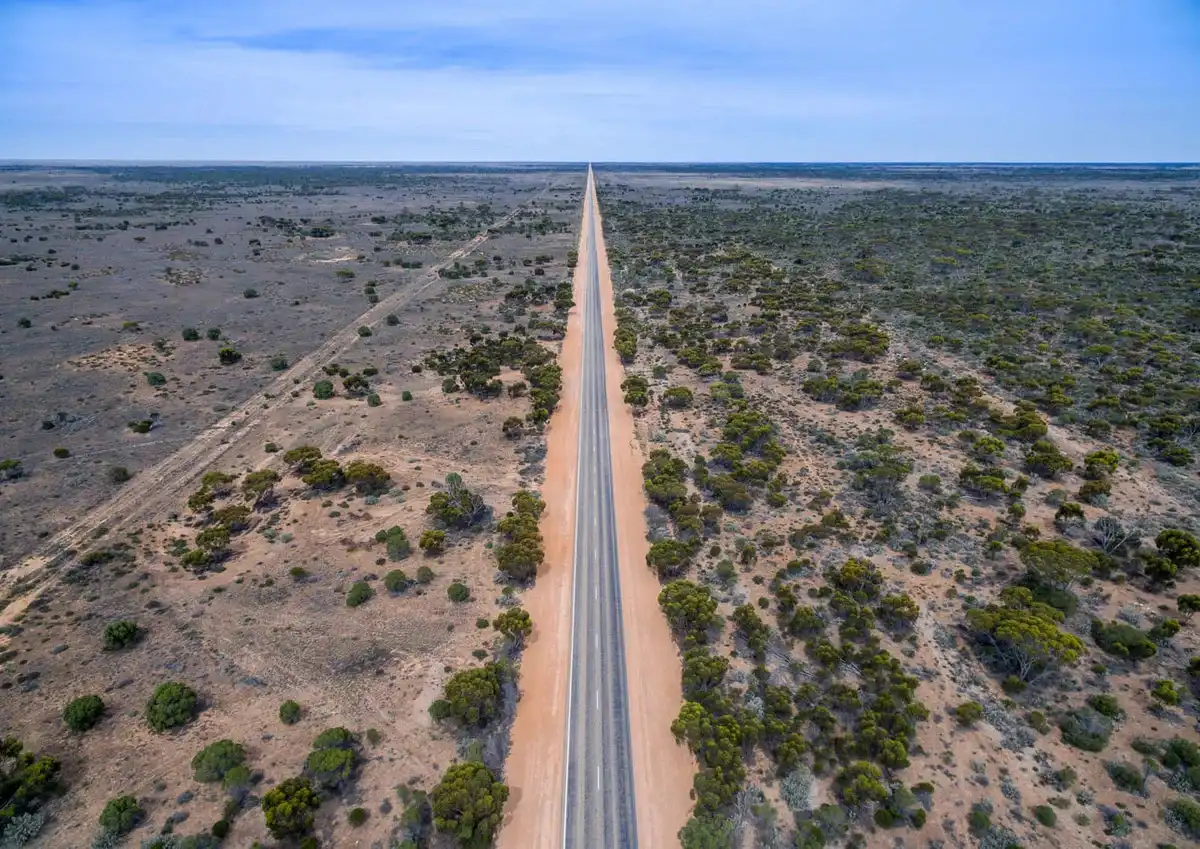 10-es autópálya, Ausztrália, autópályák, Edward John Eyre, egyenes utak, Eyre Highway, kanyargós utak, leghosszabb egyenes út, Nullarbor-síkság, Oroszország, Rub al-Khali sivatag, Szaúd-Arábia, utak, utak építése, vicc