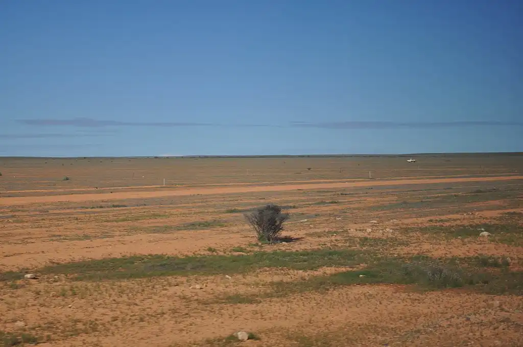 10-es autópálya, Ausztrália, autópályák, Edward John Eyre, egyenes utak, Eyre Highway, kanyargós utak, leghosszabb egyenes út, Nullarbor-síkság, Oroszország, Rub al-Khali sivatag, Szaúd-Arábia, utak, utak építése, vicc