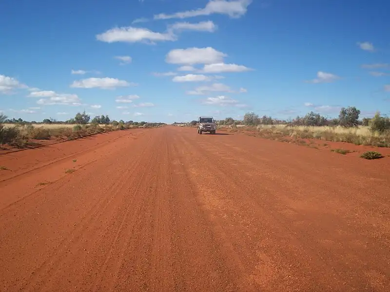 10-es autópálya, Ausztrália, autópályák, Edward John Eyre, egyenes utak, Eyre Highway, kanyargós utak, leghosszabb egyenes út, Nullarbor-síkság, Oroszország, Rub al-Khali sivatag, Szaúd-Arábia, utak, utak építése, vicc
