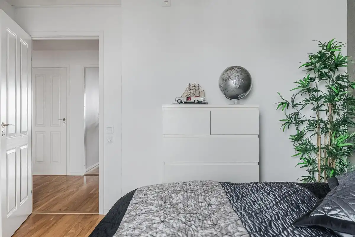 életszínvonal, függöny hiánya, galéria, IKEA, közös mosókonyha, lakberendezés, minimalizmus, svéd lakások, Svédország, zuhanyzó