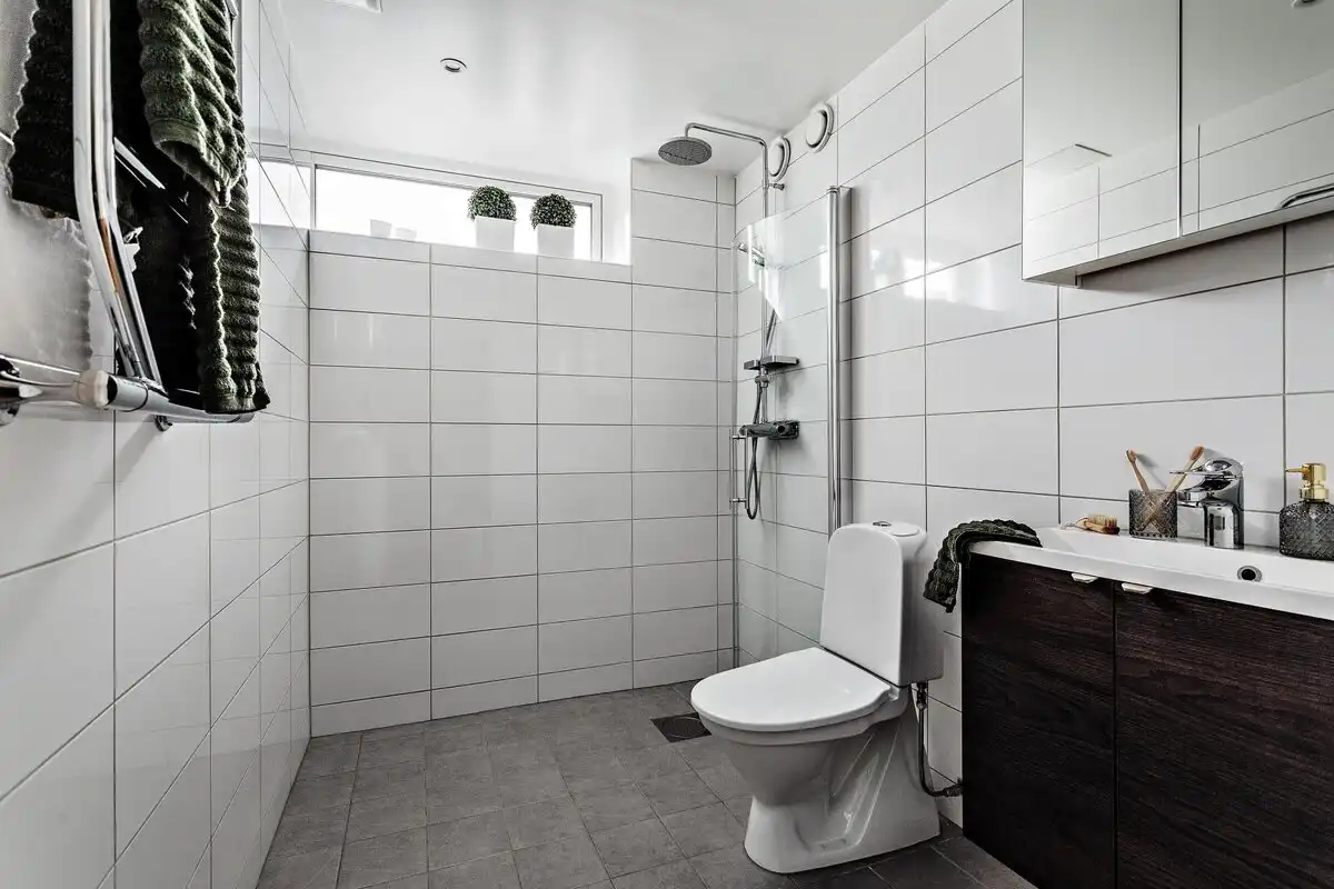 életszínvonal, függöny hiánya, galéria, IKEA, közös mosókonyha, lakberendezés, minimalizmus, svéd lakások, Svédország, zuhanyzó
