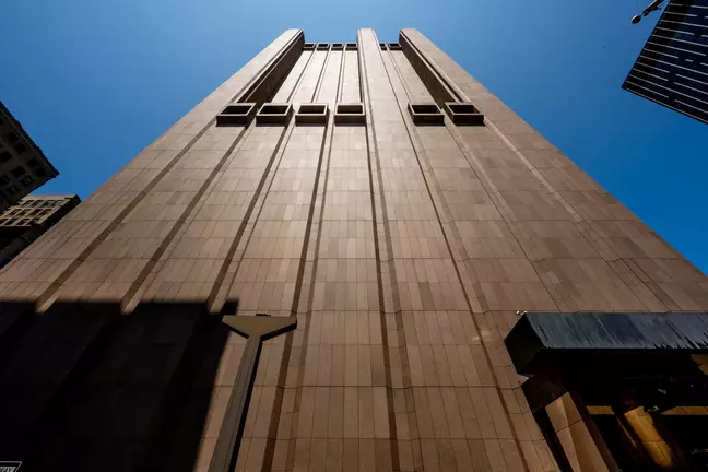 ablaktalan épület, brutalista építészet, elméletek, építészet, érdekességek, felhőkarcoló, megfigyelőközpont, New York, NSA, nukleáris bunker, rejtélyek, telefonközpont, The Intercept, Thomas Street 33, titokzatos épület, történelem, város