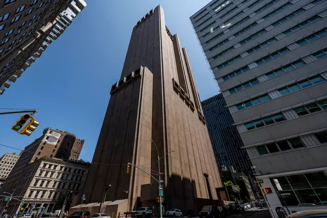 ablaktalan épület, brutalista építészet, elméletek, építészet, érdekességek, felhőkarcoló, megfigyelőközpont, New York, NSA, nukleáris bunker, rejtélyek, telefonközpont, The Intercept, Thomas Street 33, titokzatos épület, történelem, város
